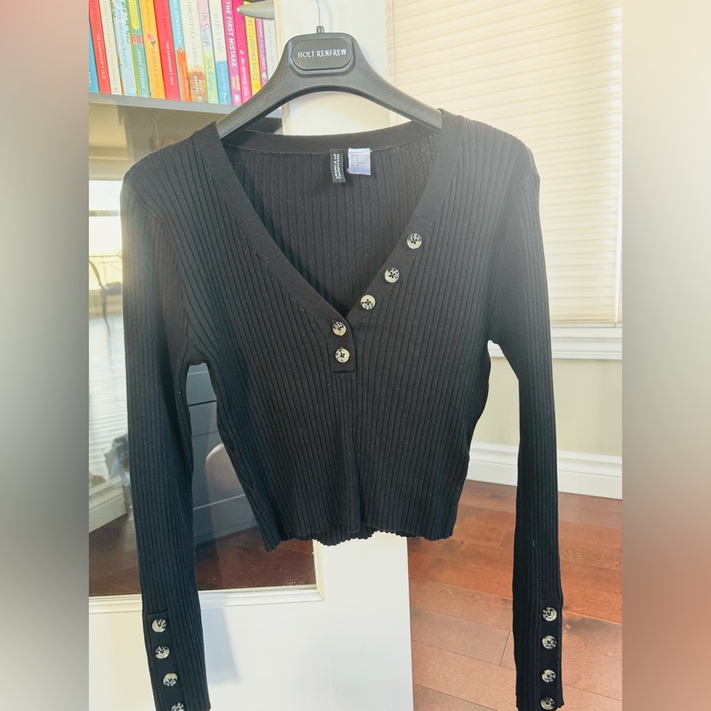 Chic cropped sweater w/snow leopard buttons